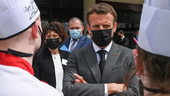 FRANCIA. Un hombre abofetea a Macron mientras saludaba a unos ciudadanos