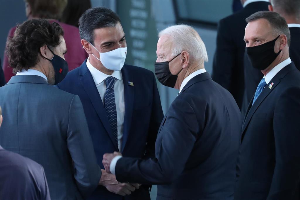 Moncloa vende como encuentro bilateral de Sánchez con Biden un breve paseo por un pasillo, durante 30 segundos, en la cumbre de la OTAN