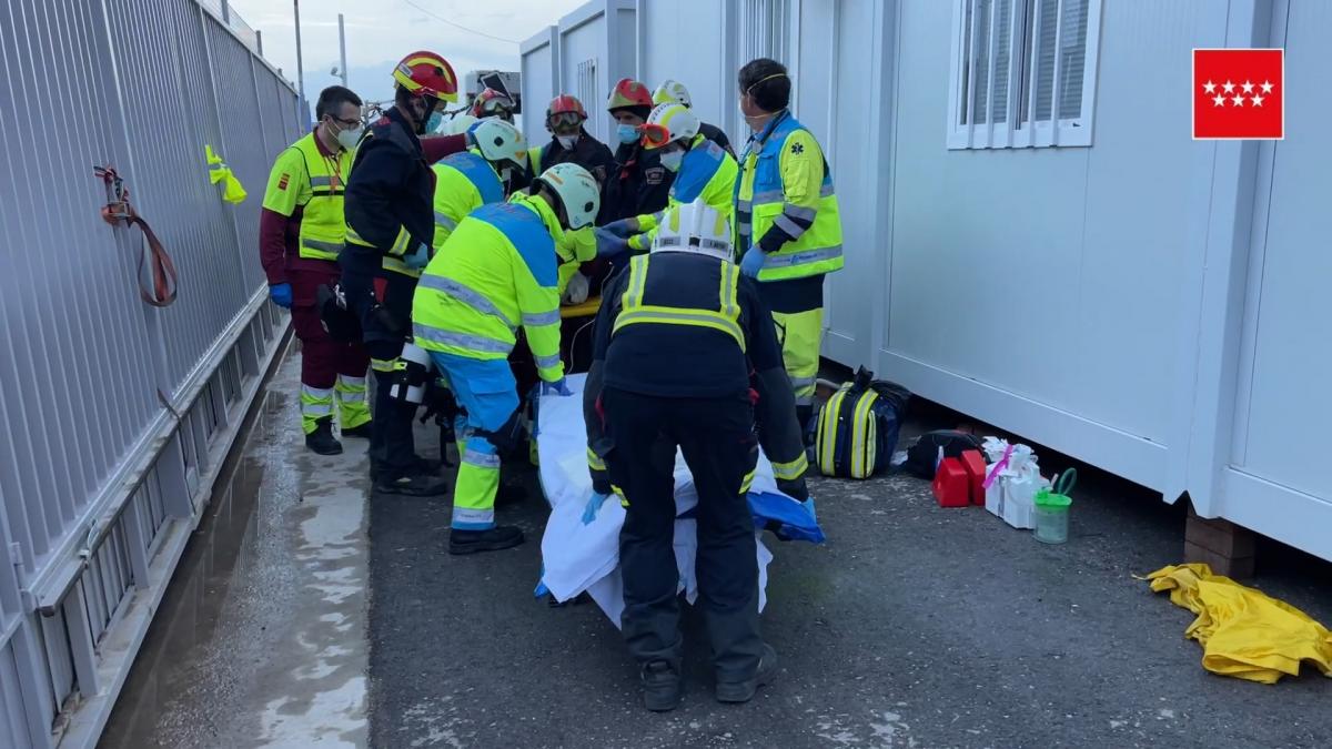 Herido muy grave un trabajador tras caerle encima una puerta metálica de 400 kilos