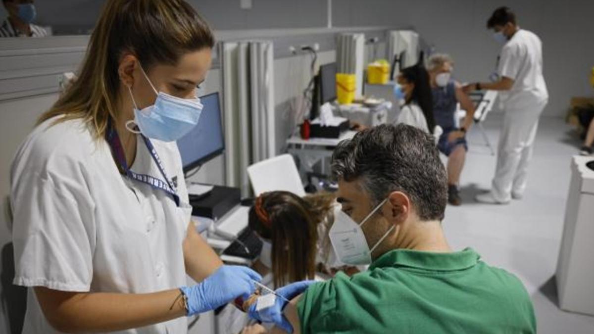 Madrid amplía el tramo de edad para solicitar la autocita para la vacuna de la covid-19