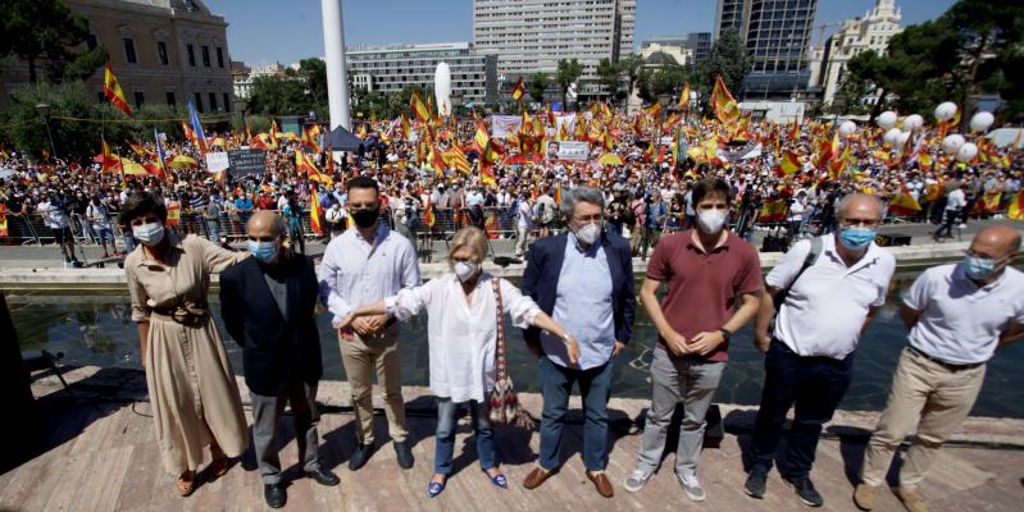 Decenas de miles de personas protestan en Colón contra los indultos y contra Pedro Sánchez