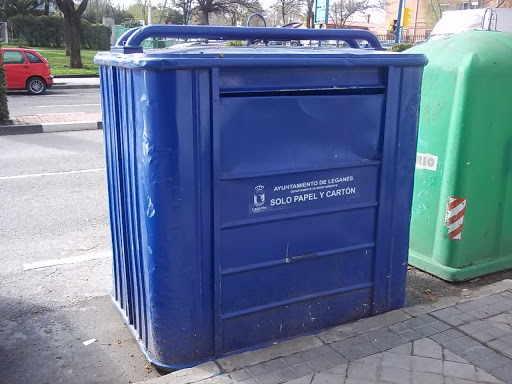 LEGANÉS. El Ayuntamiento instala papeleras en el lago de Vereda tras escuchar las propuestas de los jóvenes
