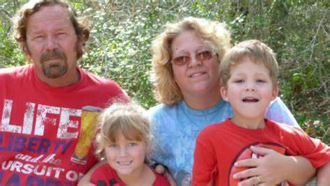 ESTADOS UNIDOS. Un menor de 15 años mata a sus padres, a su hermana y a sus perros y comparte las fotos en redes antes de suicidarse