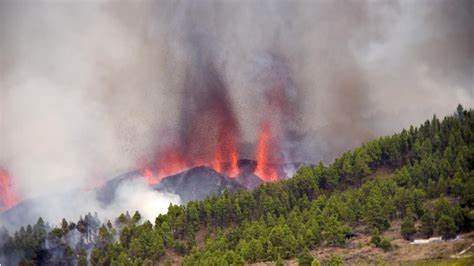 SANTA CRUZ DE TENERIFE. La lava del volcán de ocho bocas de La Palma avanza y 10.000 personas serán evacuadas