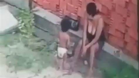 BRASIL. Una mujer utiliza su cuerpo como escudo y salva a un niño de ser aplastado por decenas de ladrillos
