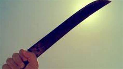 GETAFE. Buscan a tres jóvenes que hirieron a otro a machetazos en la plaza de las Margaritas