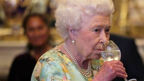 REINO UNIDO. No más ginebra para la Reina Isabel II: los médicos le prohíben el alcohol