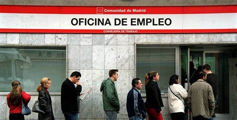 El paro se reduce cinco décimas y cae hasta el 14%, pero España vuelve a ser el país de la Unión Europea con la tasa más elevada