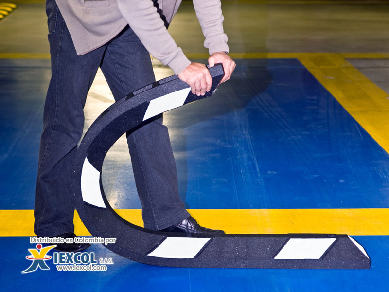 ALCORCÓN. Un proyecto piloto probará los topes de rueda en las plazas de aparcamiento para evitar que los vehículos invadan la acera