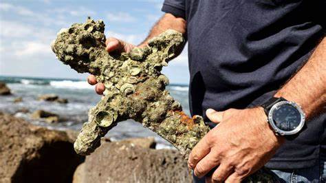 ISRAEL. Un buzo encuentra la espada de un caballero cruzado de hace 900 años en el fondo del mar