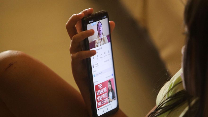 Los menores tienen móvil desde los 11 años y un 33% está enganchado a internet