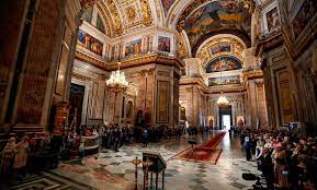 RUSIA. Abren un caso penal contra una mujer que posó en tanga delante de una catedral