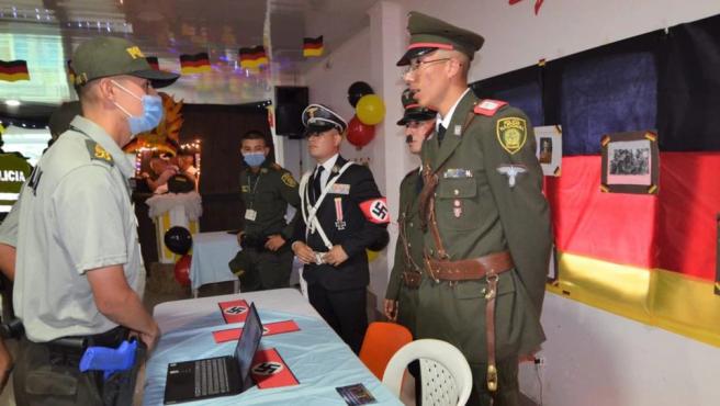 COLOMBIA. Policías celebran con símbolos nazis un ‘homenaje a Alemania’