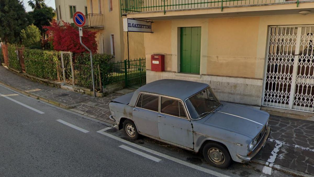 ITALIA. Un coche es declarado monumento en un pueblo tras estar aparcado en el mismo sitio medio siglo