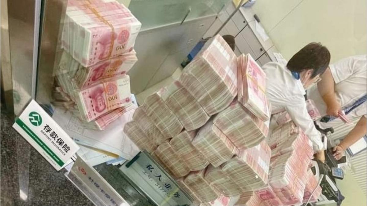 CHINA. Piden a un hombre que use mascarilla dentro de un banco y se venga retirando 670.000 euros y haciendo que lo cuenten a mano