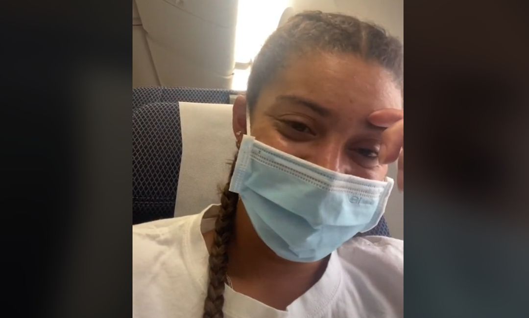 REINO UNIDO. Los pasajeros de un avión no dan crédito al anuncio por megafonía del piloto: “Acabo de dar positivo en COVID”