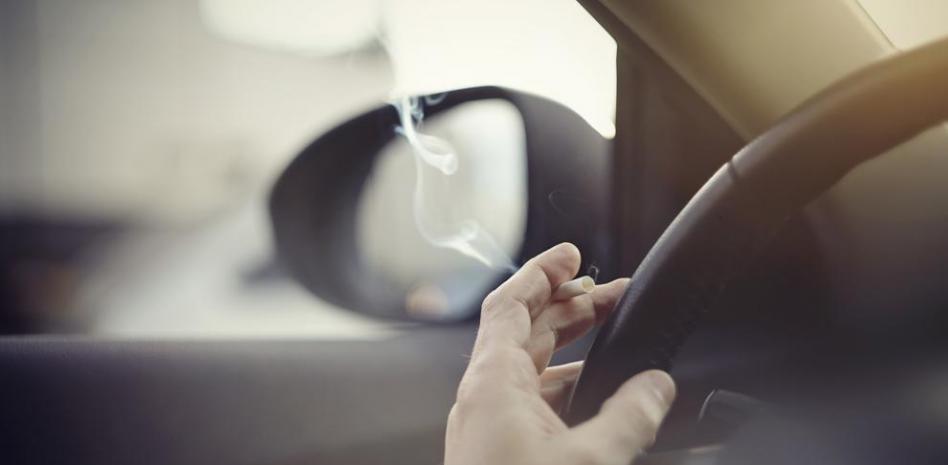 El Ministerio de Sanidad quiere prohibir fumar en el coche