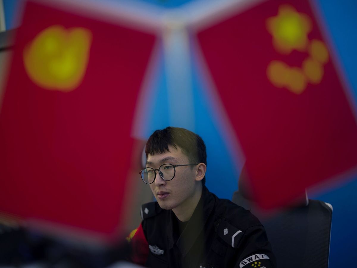 CHINA. Un padre se reúne con su hijo, al que llevaba 14 años buscando, gracias a una prueba de ADN