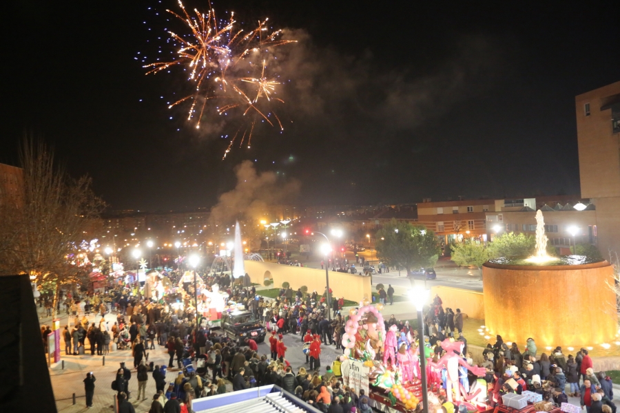 TRES CANTOS. Susto de los asistentes a la Cabalgata de la localidad por un caballo desbocado y asustado por los fuegos artificiales