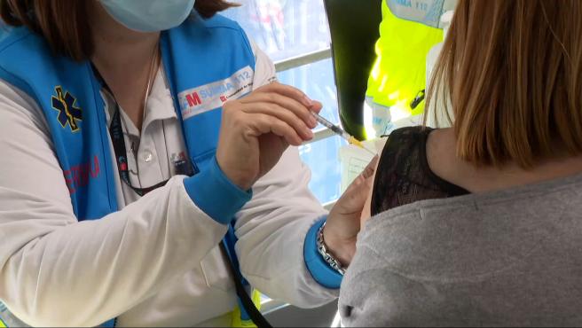 La Comunidad de Madrid abre la autocita para la tercera dosis a la franja de entre 40 y 45 años a partir de hoy