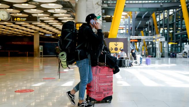 BARAJAS. Un vigilante del aeropuerto devuelve una mochila con más de 7.300 euros hallada en un andén de la T4