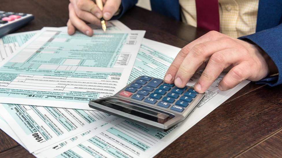 El Gobierno cede a la presión de las autonomías y el PP y bajará el IRPF a las rentas bajas