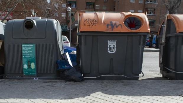 ARAVACA. Multa de 2.001€ a una vecina por tirar una caja de cartón fuera del contenedor