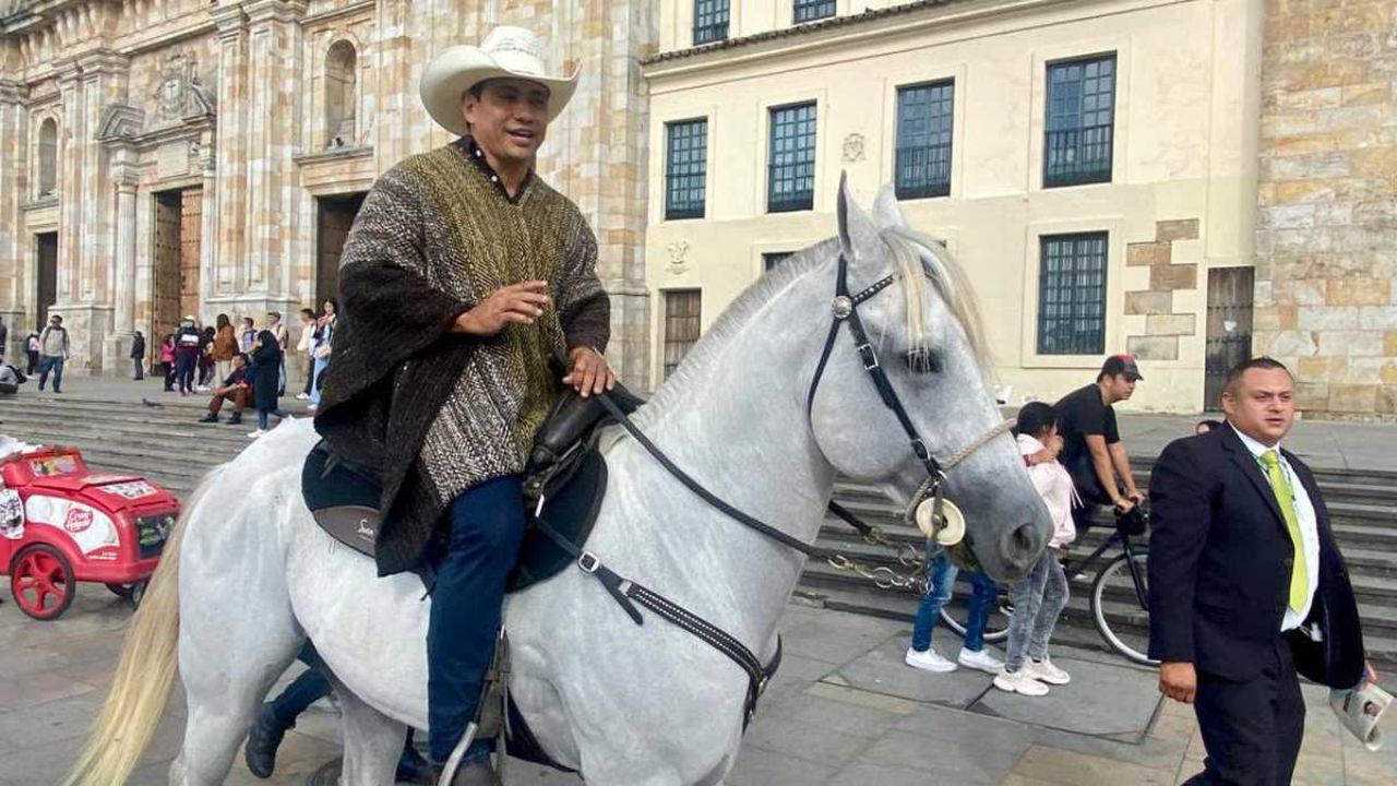 COLOMBIA. Un senador entra en el Congreso a caballo con el pretexto de que es su mascota