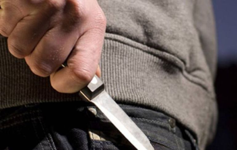 CASTELLÓN. Un hombre acuchilla en el cuello y en la cara a su pareja