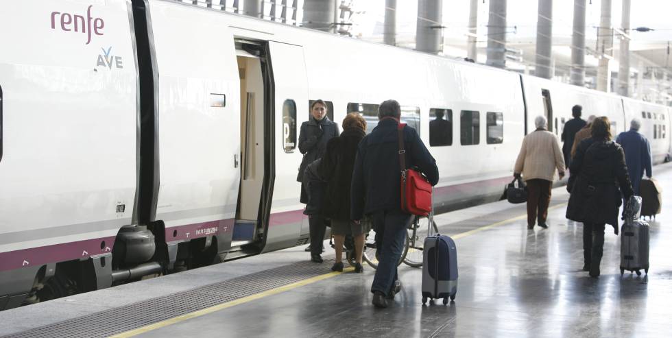 Despedida de soltero a bordo: once jóvenes indemnizarán a los pasajeros del AVE Madrid-Málaga por el retraso que provocó su fiesta