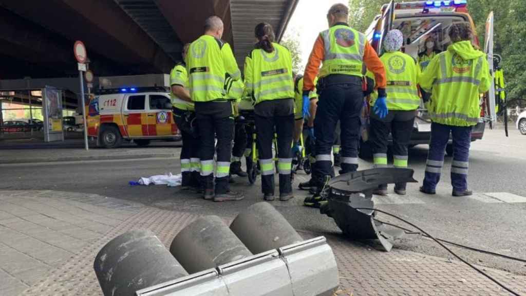 PUENTE DE VALLECAS. Una conductora atropella a una mujer que esperaba en un paso de peatones, se le cae la matrícula y se da la fuga