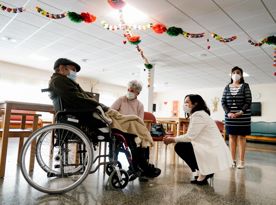 La presidenta de la Comunidad de Madrid, Isabel Díaz Ayuso, destinará 150 millones de euros más para mejorar las residencias de mayores