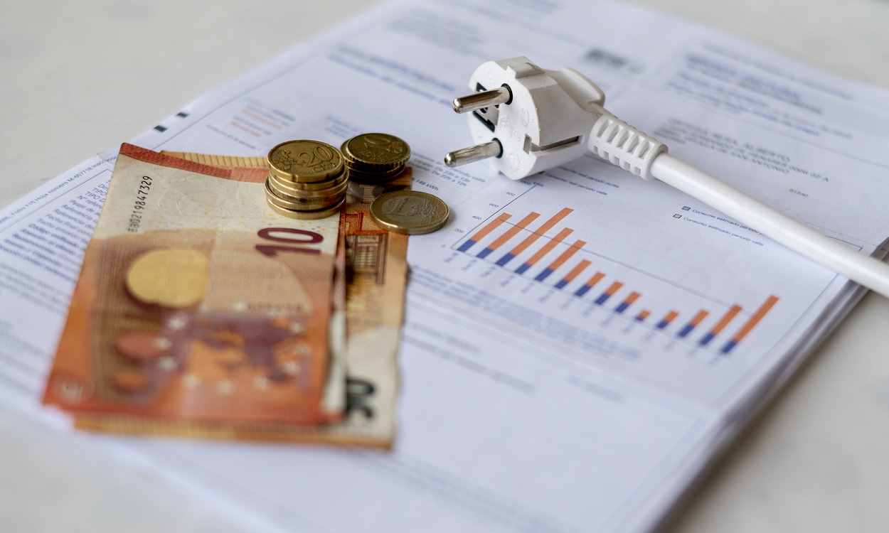 El Gobierno crea un bono para reducir un 40% la factura de la luz en hogares con ingresos de hasta 27.720 euros