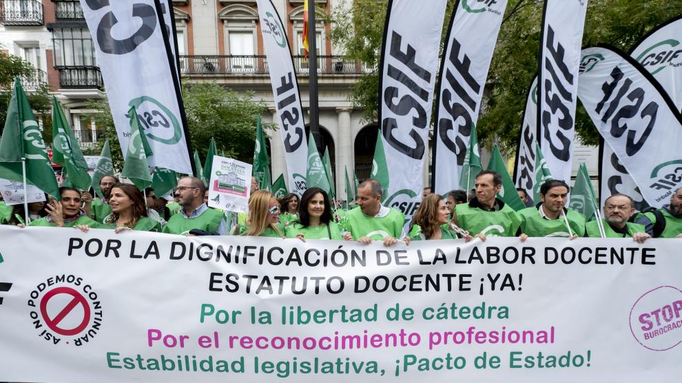 Decenas de profesores insatisfechos con la norma del Gobierno se manifiestan frente al Ministerio de Educación