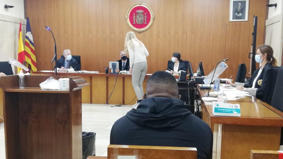 BARCELONA. Dos años de cárcel para un hombre de 50 años por tener relaciones con una niña de 14 que ofrecía su virginidad en Internet