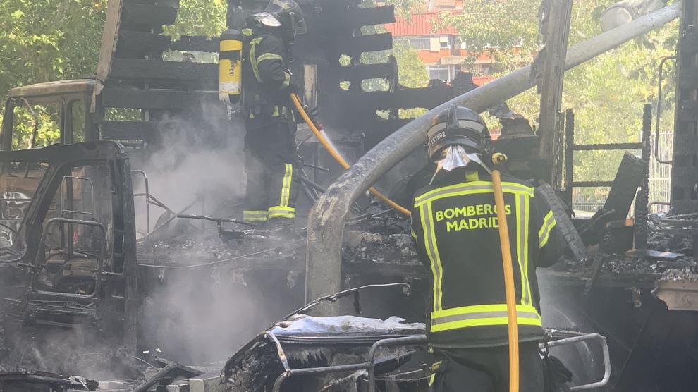 PAN BENDITO. Varios vehículos quedan calcinados por un fuego que pudo ser provocado