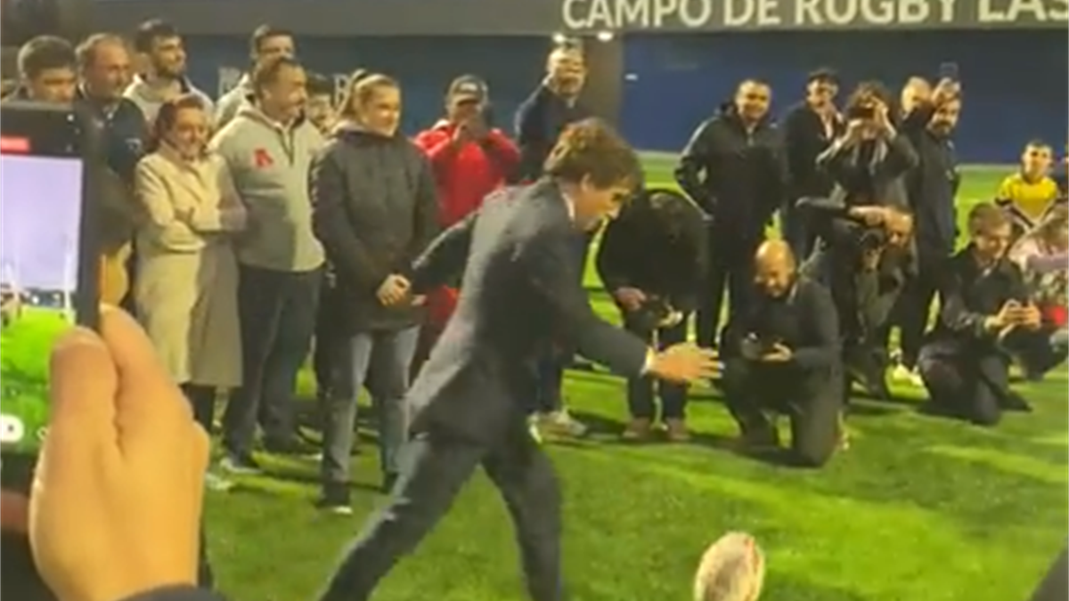 El alcalde de la capital, José Luis Martínez-Almeida, propina un balonazo involuntario a un periodista