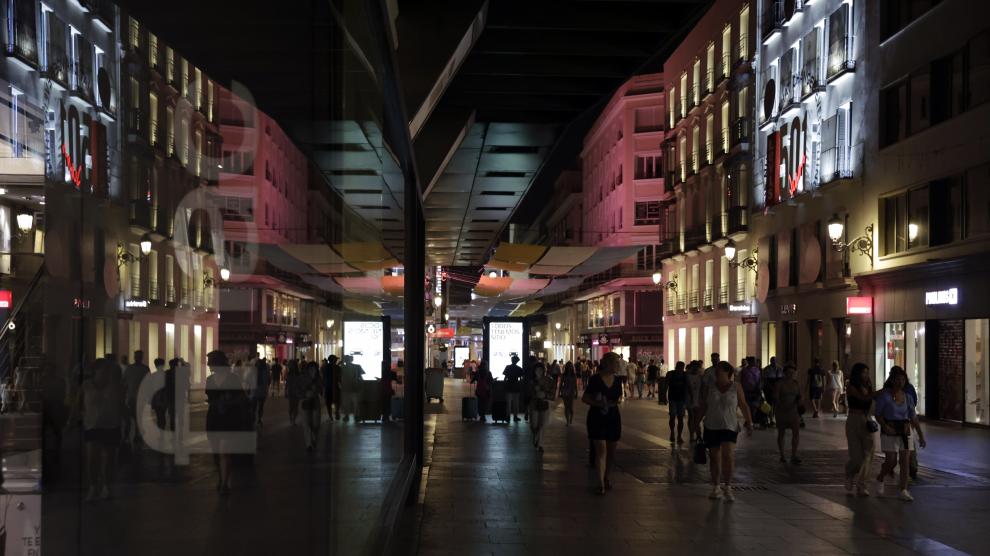La Comunidad de Madrid pide al Gobierno que deje iluminar a los comerciantes sus escaparates por Navidad