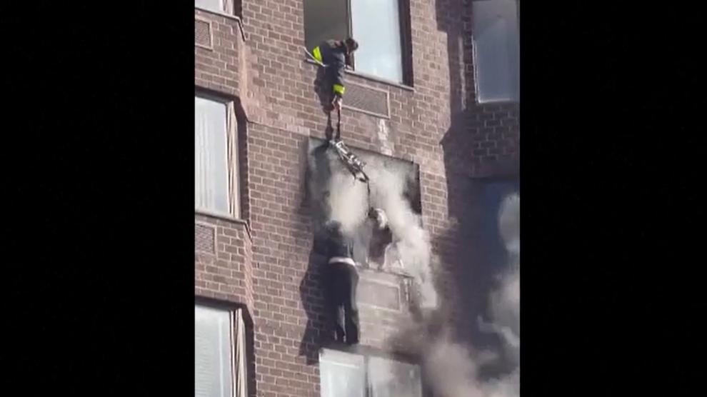 ESTADOS UNIDOS. Una mujer sobrevive colgada a la ventana de un piso de la planta 20 en un grave incendio en Nueva York