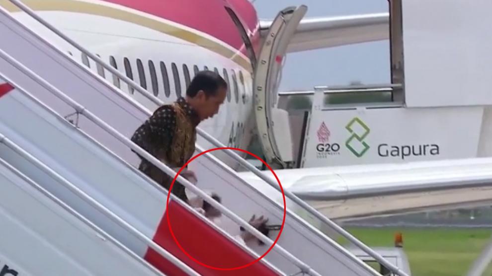 INDONESIA. La primera dama se cae al descender del avión a su llegada a la cumbre del G20 en Bali