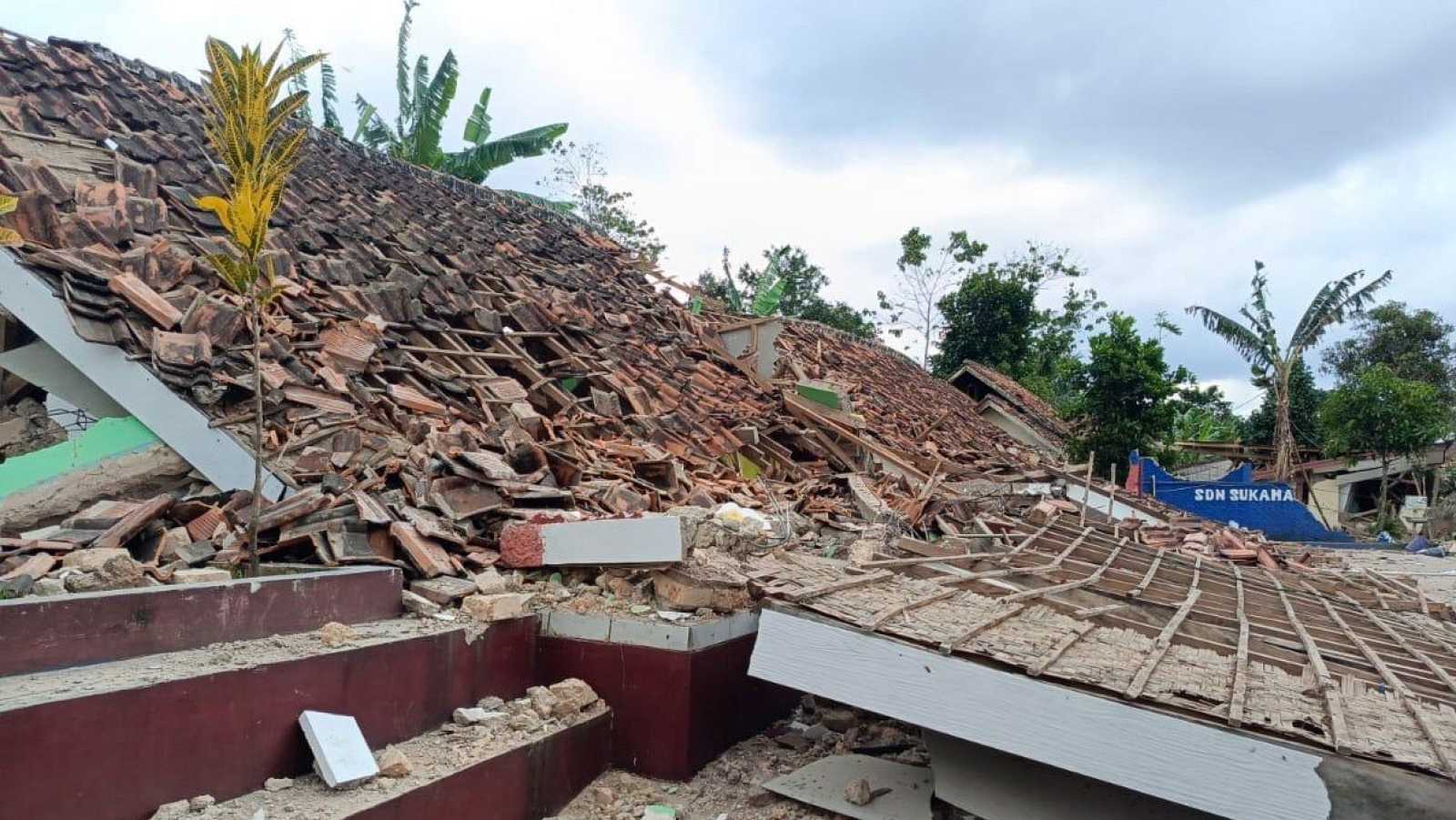 INDONESIA. Más de 160 muertos, la mayoría niños, tras un terremoto de magnitud 5,6