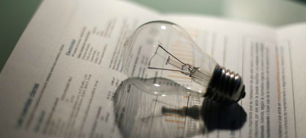 La Comisión Nacional de los Mercados y la Competencia intensifica la vigilancia sobre las energéticas entre la presión del Gobierno y los consumidores por los precios del gas y la luz