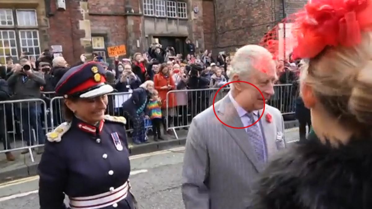 INGLATERRA. Detenido un hombre por lanzar huevos al rey Carlos III durante su visita oficial a York