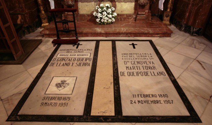 SEVILLA. Sacan los restos del general franquista Queipo de Llano de la basílica de la Macarena durante esta madrugada, en un ambiente de secretismo y nocturnidad