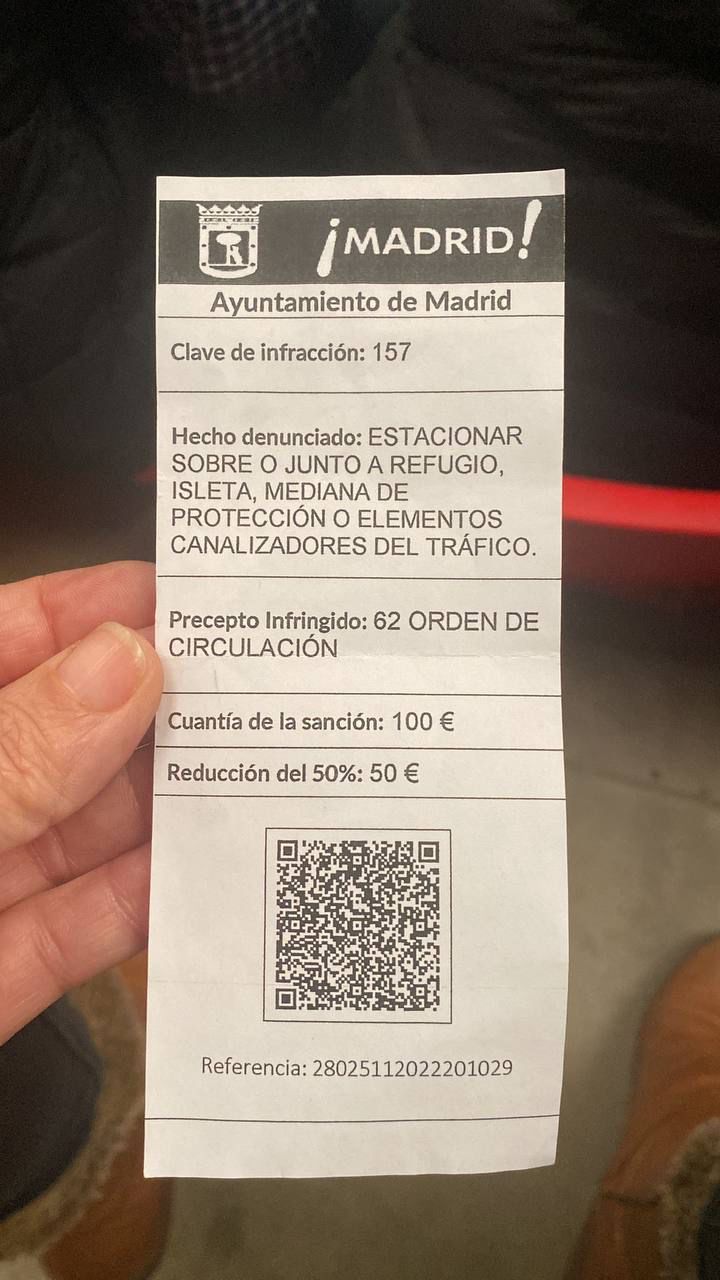 El Ayuntamiento de Madrid alerta de una nueva estafa: multas de tráfico falsas colocadas en los parabrisas de los coches