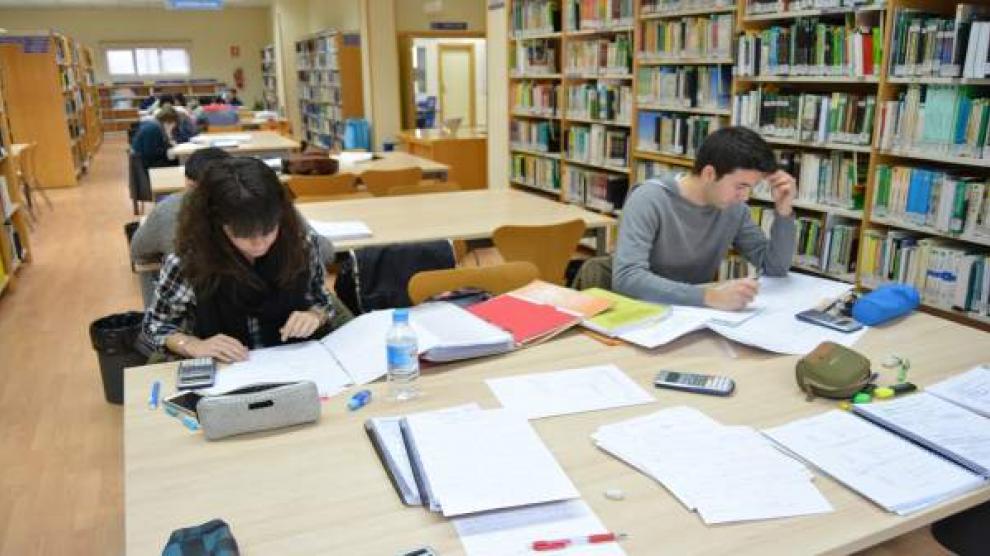 VALENCIA. Detenido un hombre por agredir a dos jóvenes y tratar de clavar un boli en el cuello a uno por “mirarlo mal” en una biblioteca