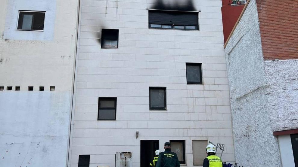 COLLADO VILLALBA. Desalojadas más de 15 familias por un incendio intencionado en un edificio de okupas