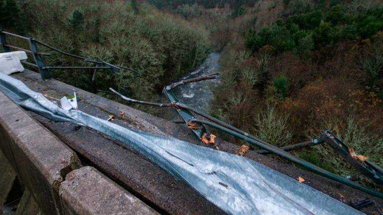 PONTEVEDRA. Localizan el cadáver de una novena pasajera del autobús accidentado en Cerdedo tras reactivar la búsqueda de víctimas