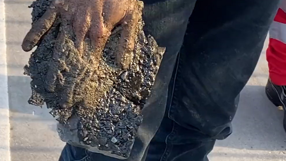 ALEMANIA. Un activista pega su mano a la carretera en protesta por los combustibles fósiles… y tienen que cortar el asfalto para despegarlo