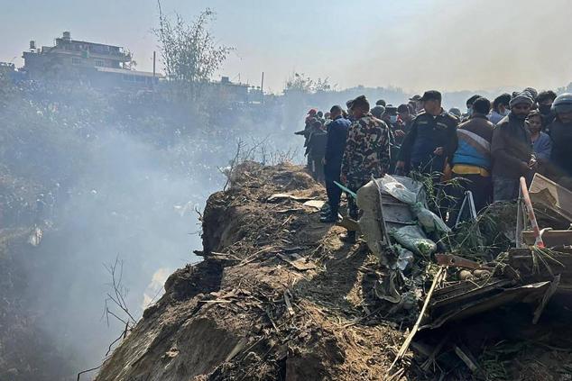NEPAL. Localizados 68 cuerpos sin vida de las 72 personas que viajaban en el vuelo estrellado
